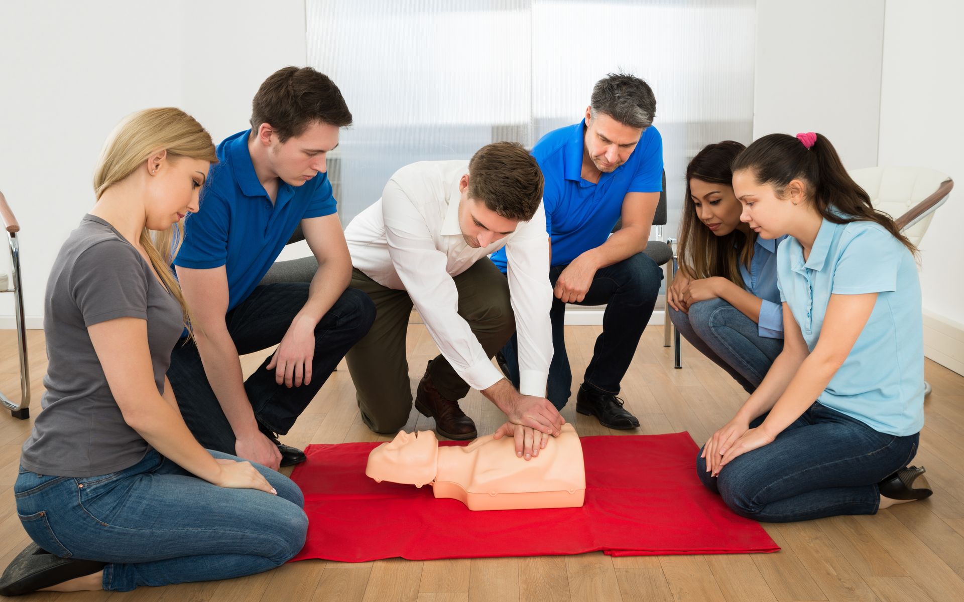 First,Aid,Instructor,Showing,Resuscitation,Technique,On,Dummy